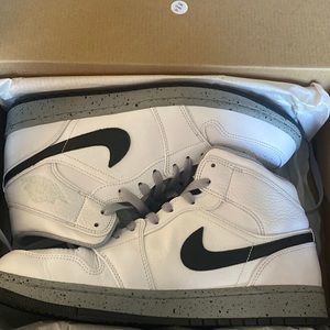 Mens Jordan’s white size 9.5 worn once